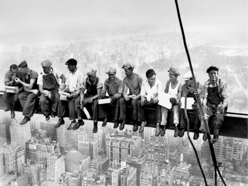 Minala  l&#39;ultimo operaio sulla destra nella celebre foto scattata il 20 settembre 1932 al cantiere del Rockefeller Center, a New York